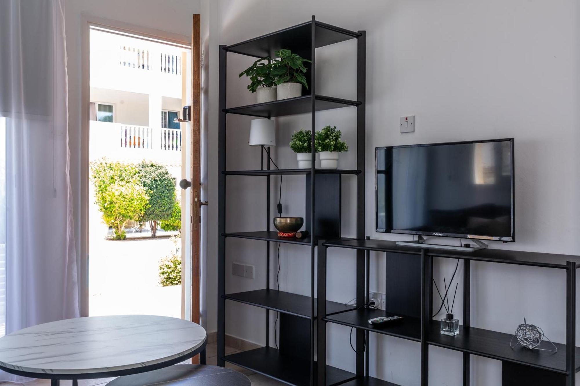 Beautiful One Bed Apartment In Paphos Exterior foto